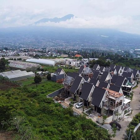Villa Pak Joni Pasuruan Exteriör bild